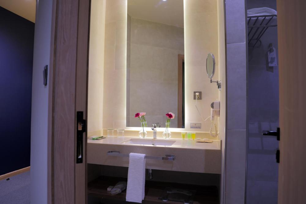 Room image 4